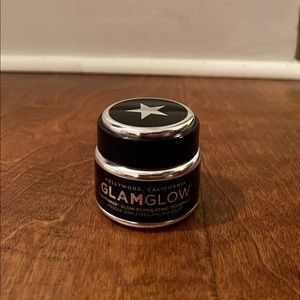Glam glow mud mask